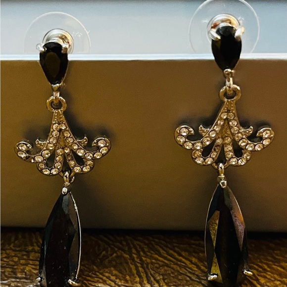 Elegant black prong set and pave Austrian crystals pierced earrings silverplated - Picture 5 of 5